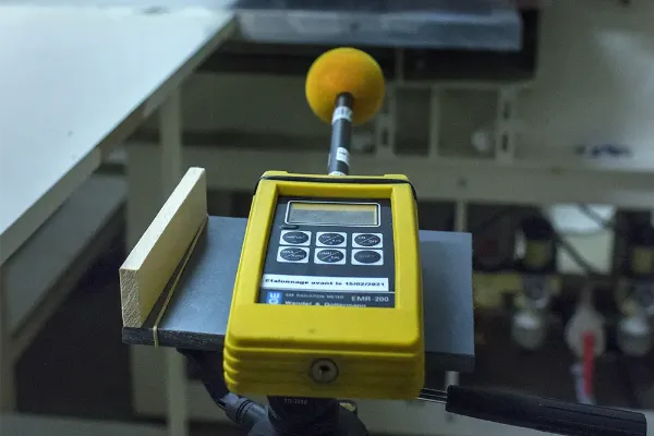 Appareil de mesure des champs électromagnétiques